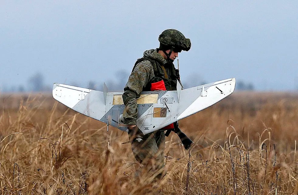 Un soldado porta un dron de combate. Imagen de archivo.