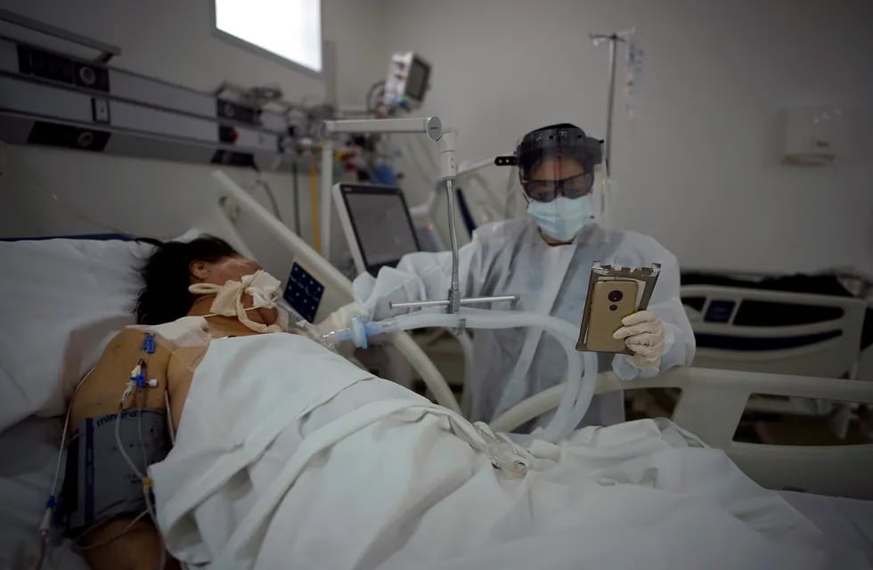 Un médico atiende a un paciente con Covid-19 internado en terapia intensiva. Victor R. Caivano / AP