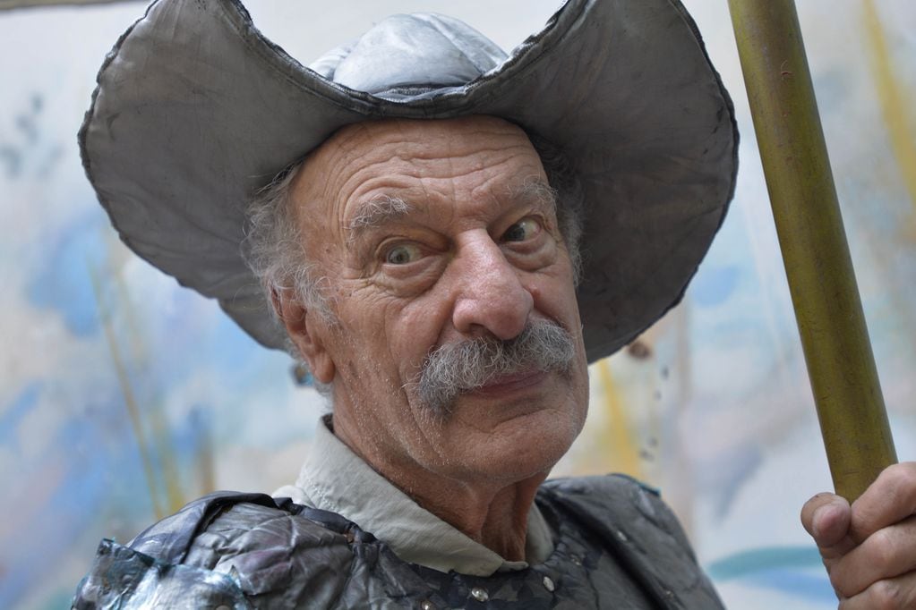 Ernesto Suárez festeja sus 55 años en el teatro con una huella imborrable en varias generaciones de actores y elencos. 