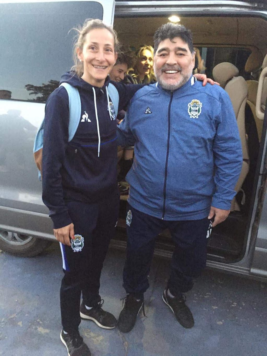 Mavi Pintos fue la última jugadora mendocina en conocer a Diego Maradona, en ese entonces, ella formaba parte del equipo femenino de Gimnasia La Plata y él, DT del Lobo platense.