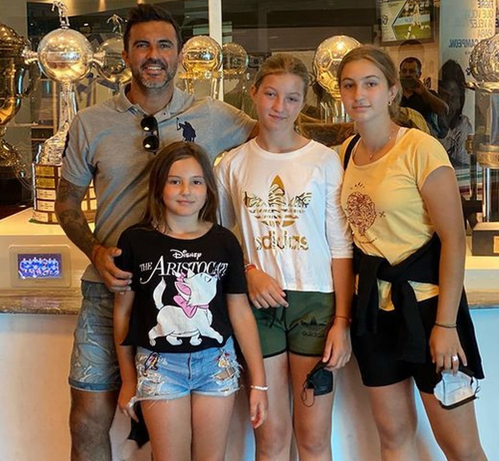Fabián Cubero junto a sus hijas
