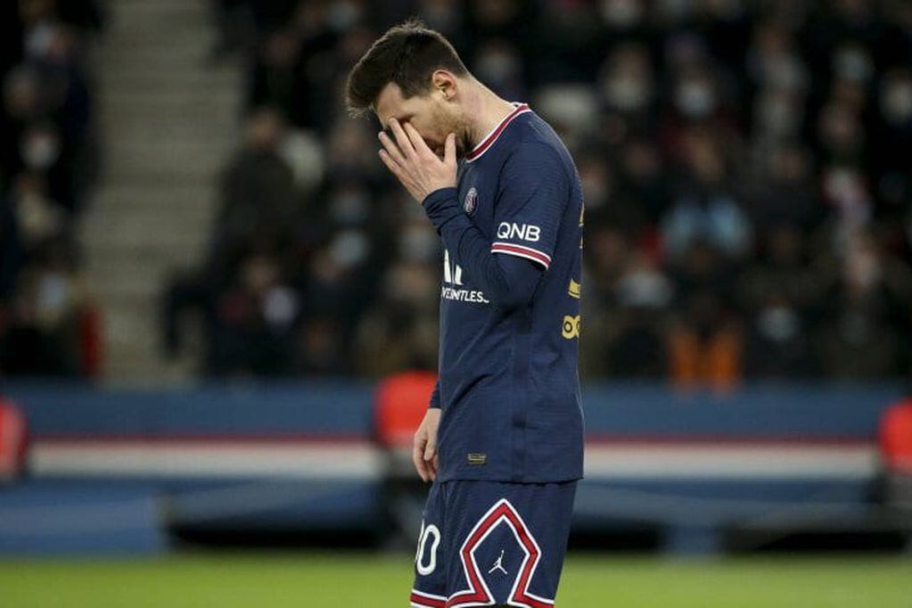 No lo puede creer. Messi dio positivo y no pudo viajar a Francia para poder sumarse a los entrenamientos del PSG de cara a los primeros compromisos del año.