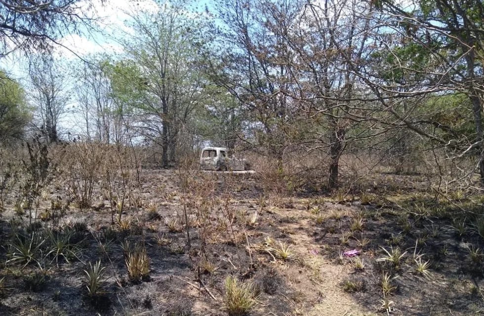 Imagen del descampado donde se encontró la camioneta incinerada con dos cuerpos en su interior. Foto: @nandotocho en Twitter.