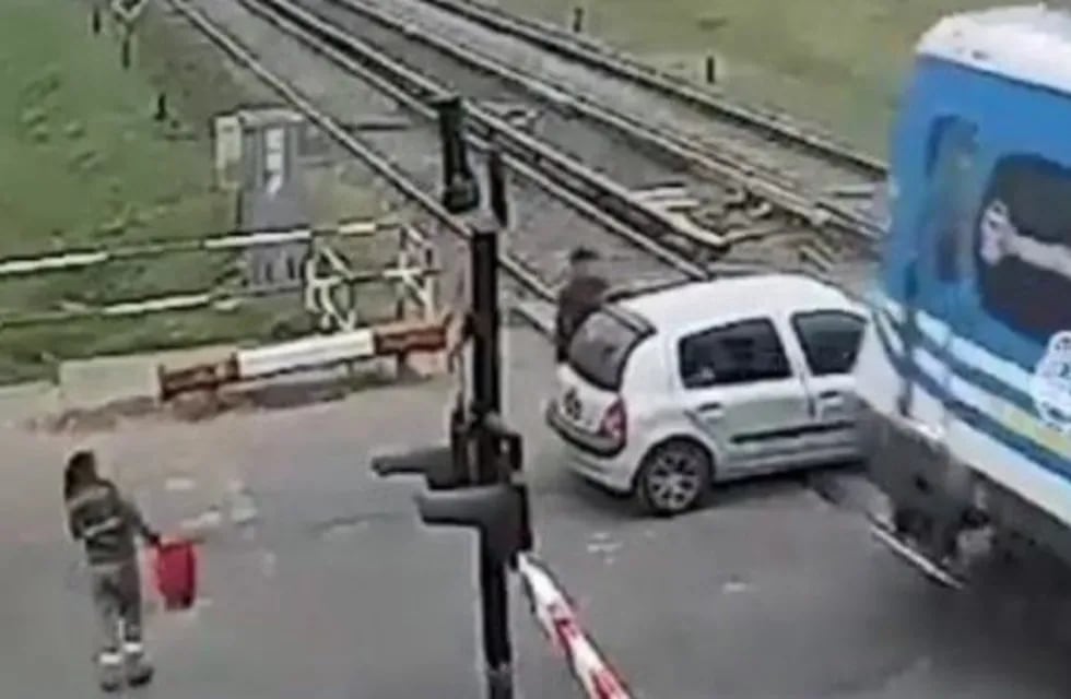 El impactante momento en que un tren atropella un auto en Merlo. / Foto: Gentileza
