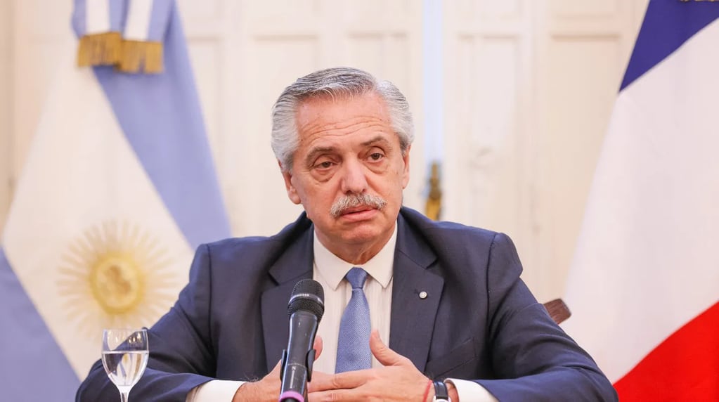El presidente Alberto Fernández encabezó una conferencia de prensa en París y habló sobre su postura respecto a las PASO.