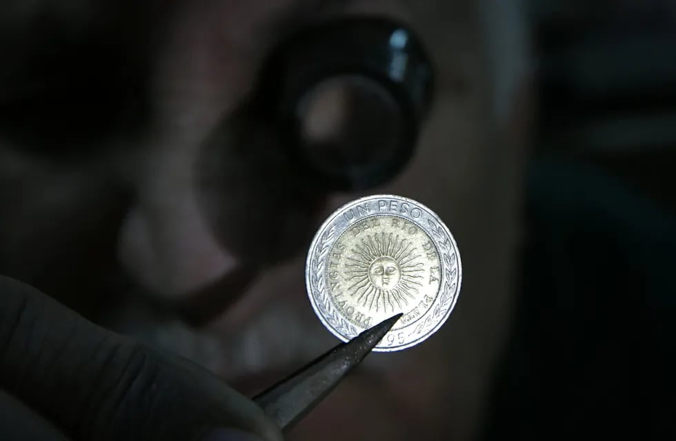 Advierten que las monedas de un peso con error ortográfico no tienen un gran valor agregado para coleccionistas. Foto: Orlando Pelichotti / Los Andes.