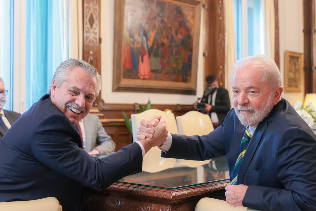 La foto que publicó Alberto Fernández para felicitar a Lula da Silva en el primer tramo de las elecciones. (Twitter @alferdez)