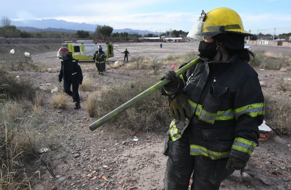 Son días movidos para los bomberos del Gran Mendoza. La sequía y el efecto Zonda provocaron 116 intervenciones. Foto: José Gutiérrez / Los Andes