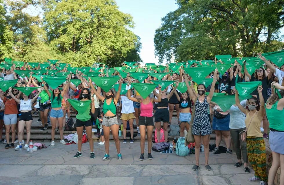 Distintas organizaciones feministas se reunieron en la Plaza Independencia para realizar la vigilia "verde" a horas de la votación en la Cámara Alta.