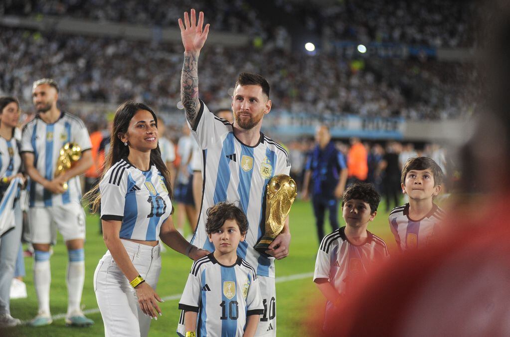 Lionel Messi en River, con la Copa y su familia. Foto: Federico Lopez Claro 