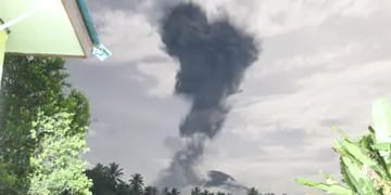 Un volcán entró en erupción en Indonesia y expulsó una columna de cenizas de varios kilómetros