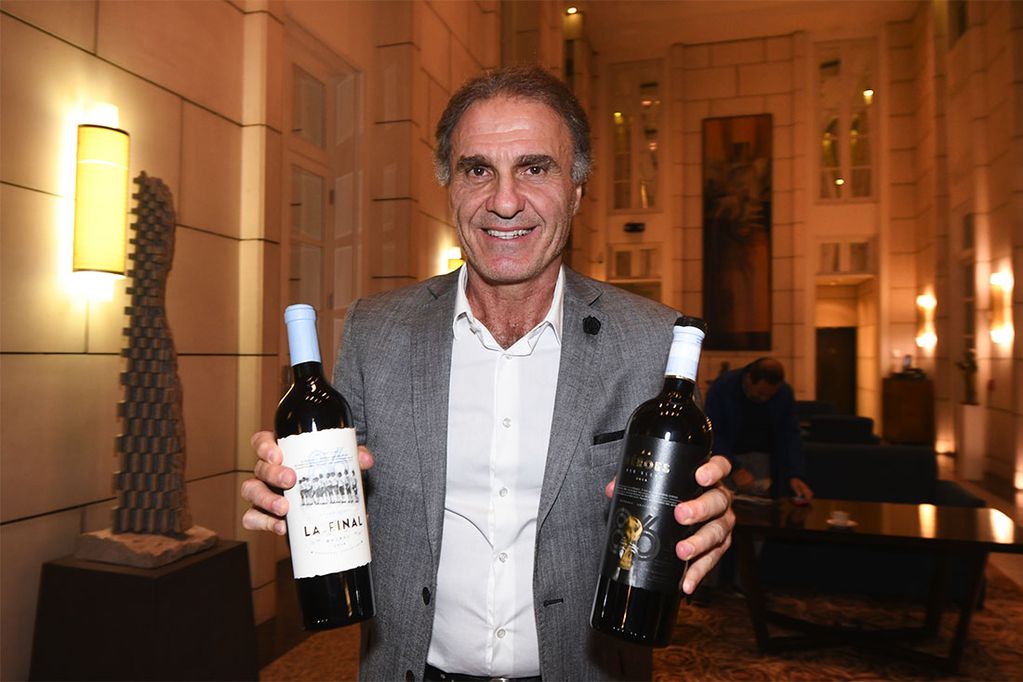 El campeón del mundo, Oscar Ruggeri, muestra los vinos La Final y Héroes 86. Foto: José Gutierrez / Los Andes