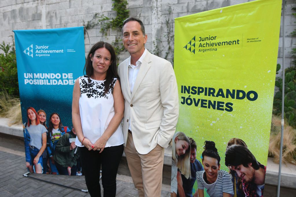 Laura Hunau junto Alberto Aguilón de Junior Achievement 
