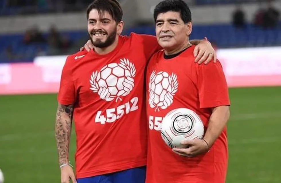 Diego Maradona Junior y su papá durante un partido a beneficio. / archivo
