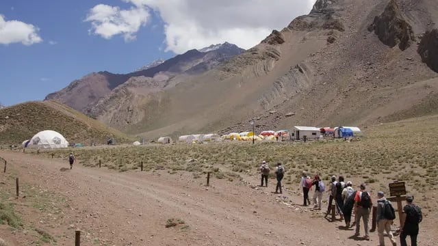  Turistas haciendo trekking en la llegada al campamento Confluencia, a 3.400 metros. (Los Andes)