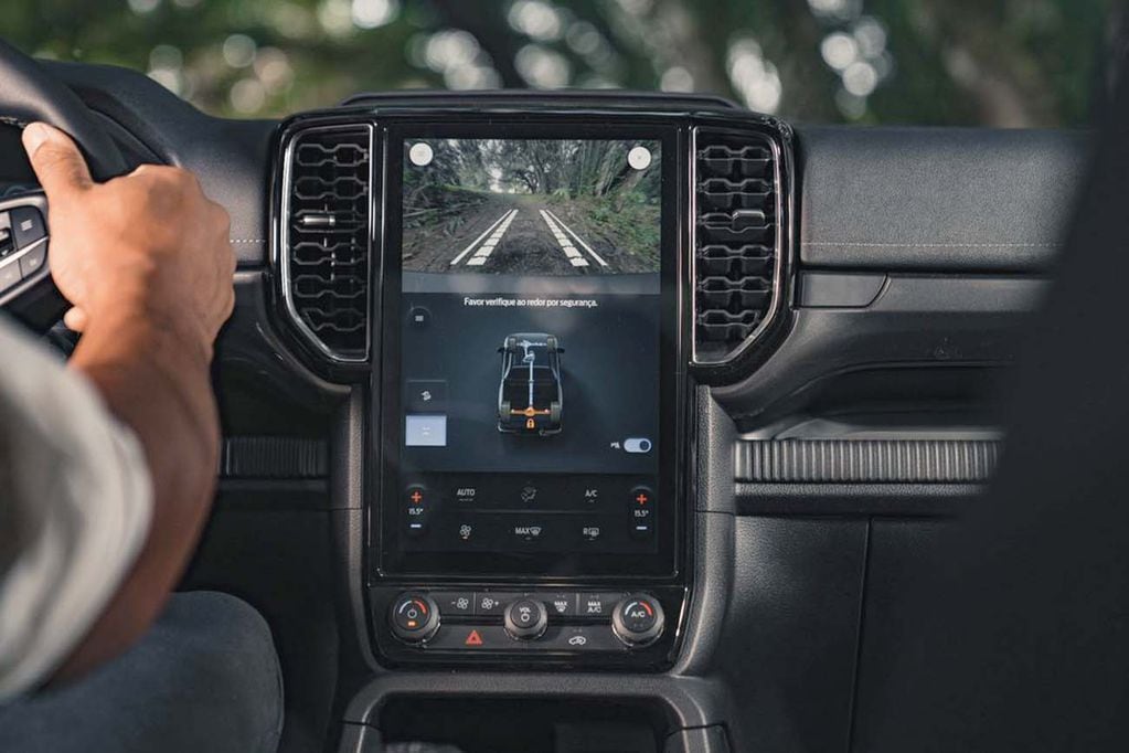 La pantalla multimedia de 12 pulgadas permite configurar todas las funciones del vehículo.