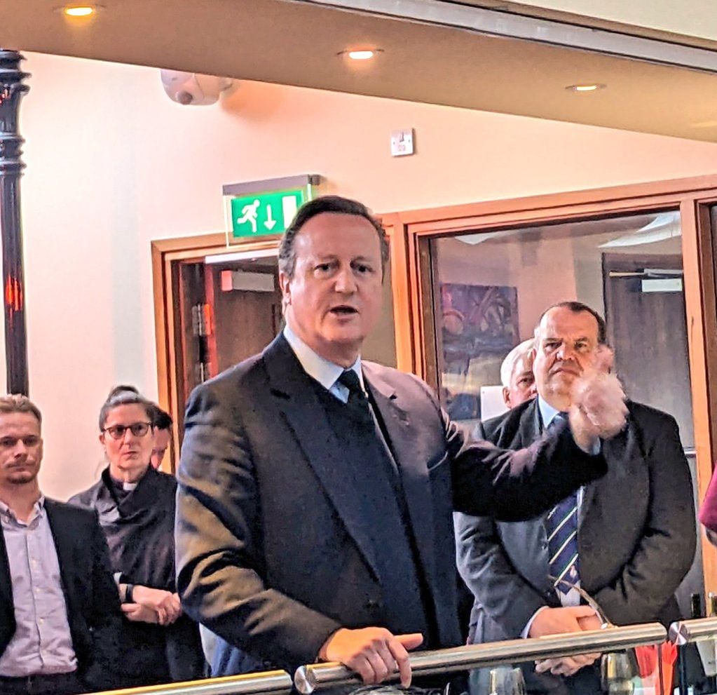 El Secretario de Relaciones Exteriores, David Cameron, se dirigió en una recepción comunitaria en las Islas Malvinas y recordó los 11 años desde la votación definitiva de los isleños donde eligieron seguir siendo parte de Gran Bretaña.