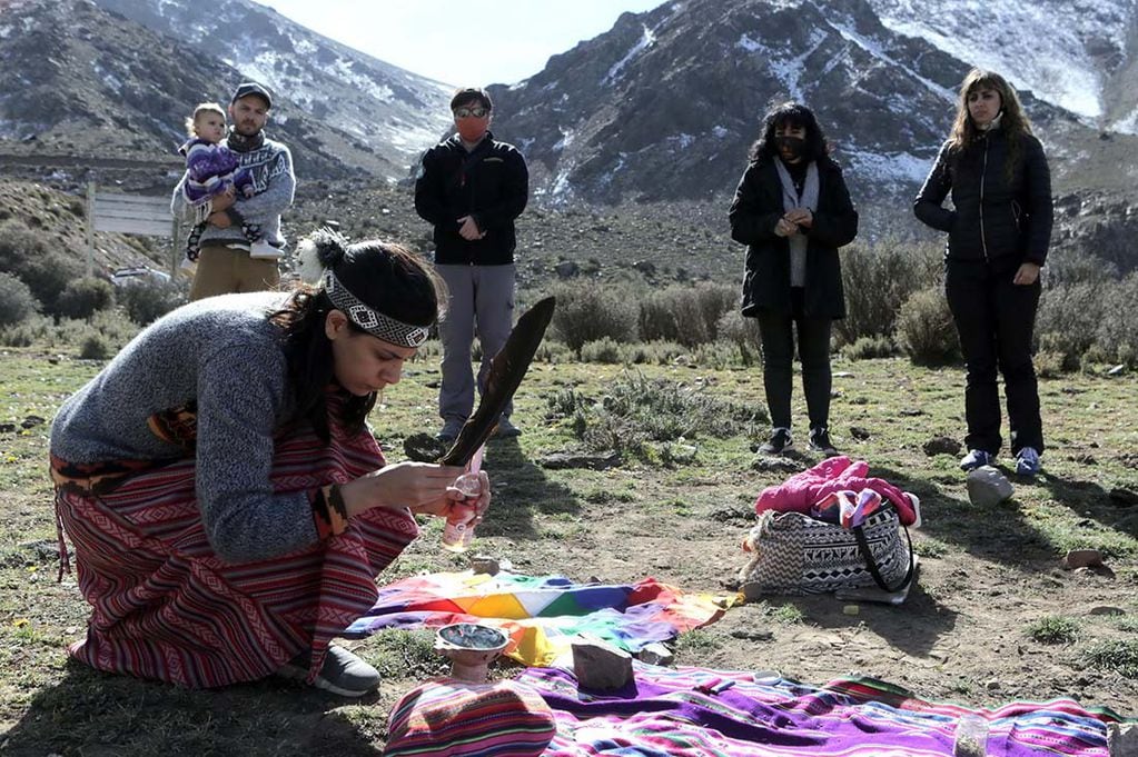 Durante la liberación del cóndor Huarpe se celebró una ceremonia con una representante de la comunidad Inca Colla de Mendoza para "abrir el cielo" al ejemplar.