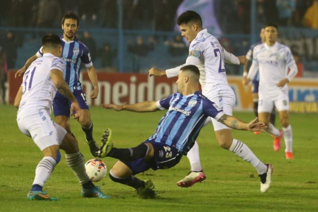 Godoy Cruz cae ante Atlético Tucumán gracias al gol de Ramiro Carrera.