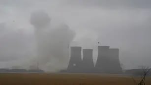 Video: así demolieron cuatro centrales eléctricas de 90 metros de altura