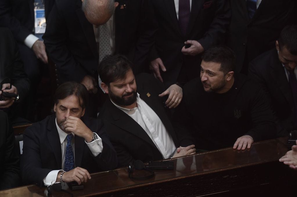Los presidentes Boric (Chile), Lacalle Pou (Uruguay) y Zelensky en la Asamblea Legislativa (Foto: Federico López Claro)