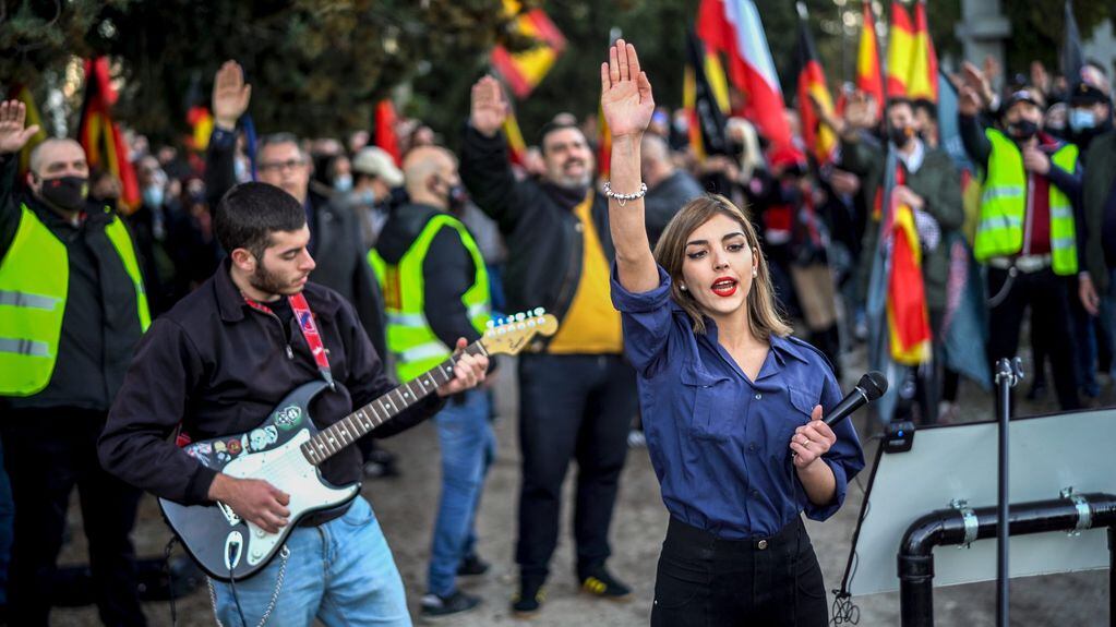 La española neonazi Isabel Peralta, que se dio a conocer durante un homenaje a la División Azul profiriendo mensajes antisemitas.