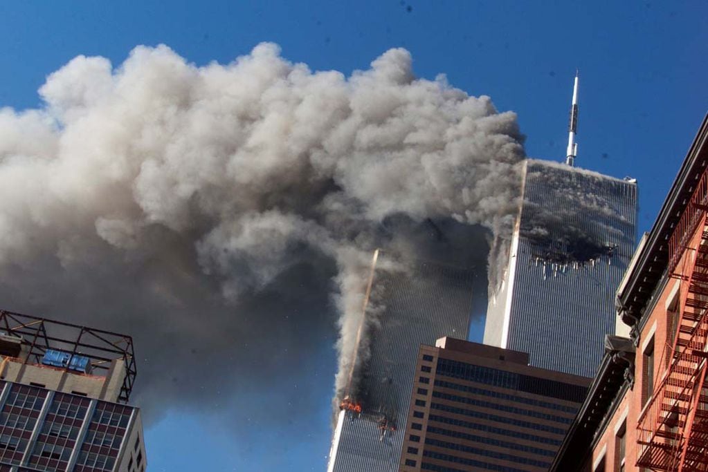 El 11 de septiembre de 2001, las icónicas torres gemelas del World Trade Center se convirtieron en el objetivo de un ataque terrorista que se cobró la vida de casi 3.000 personas. (AP) 
