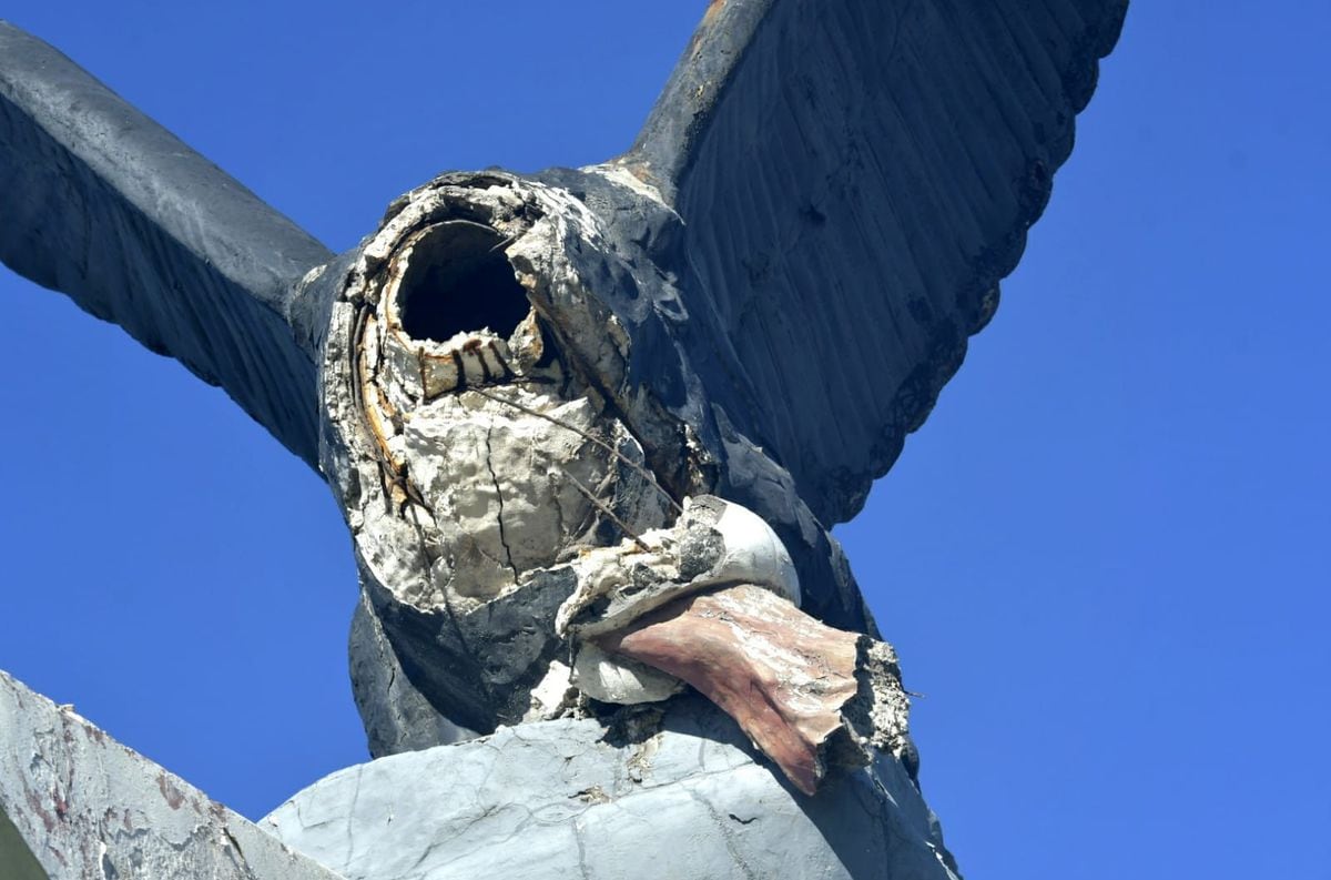 Así quedó el monumento del cóndor decapitado. Foto: Orlando Pelichotti / Los Andes