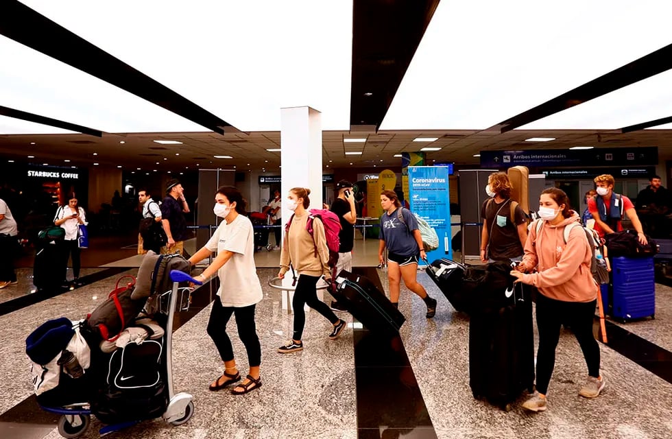 La Aduana revisará a los pasajeros que regresen al país con más valijas de las que se fueron.