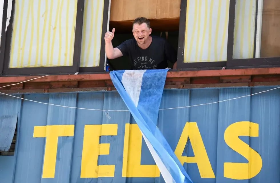 La historia del empresario textil ruso que se hizo viral por regalar banderas argentinas: “Le debo mucho a este país”.