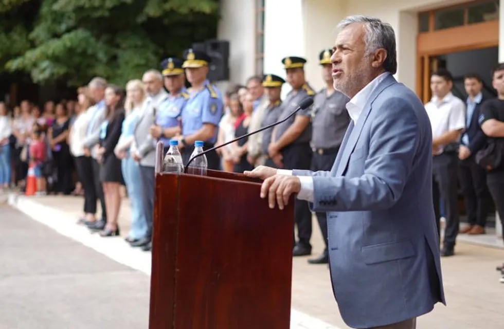 Alfredo Cornejo presentó a 140 nuevos efectivos policiales. Prensa Gobierno.