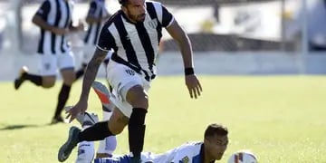 El Lobo celebró el empate 0-0 con Almagro, aunque sigue sin poder ganar fuera del Legrotaglie. Mondino fue expulsado.