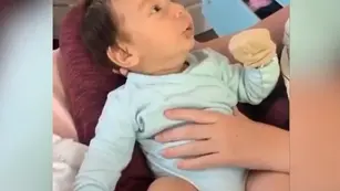 Video: un bebé de dos meses le dice “te amo” a su madre y se gana el corazón de todo internet
