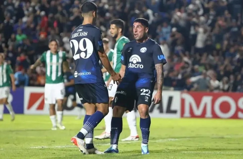 Federico Castro festeja con Lucho Abecasis, uno de sus tantos goles en la Copa de la Liga.