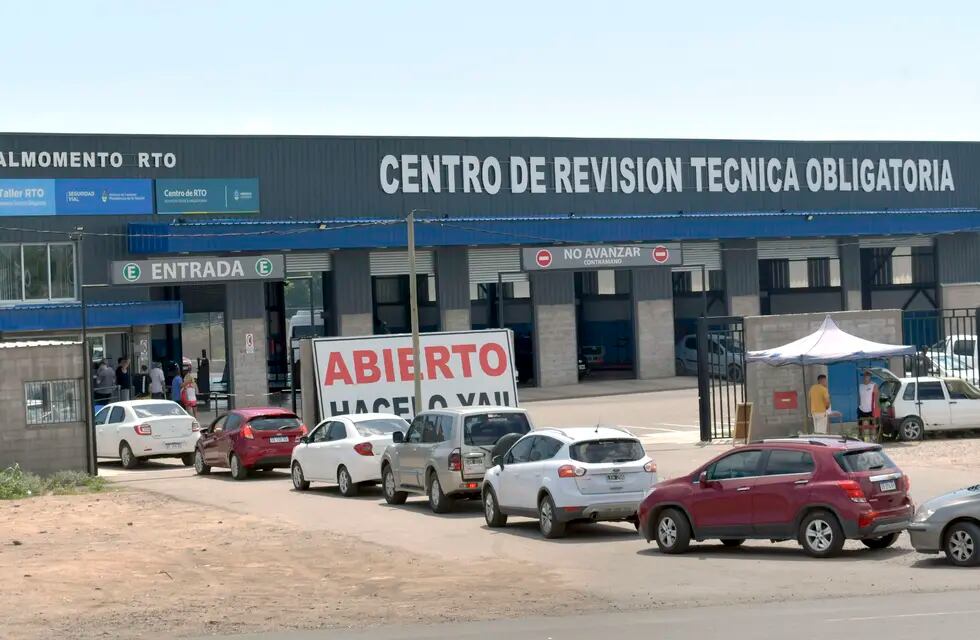 Se cumplió el plazo para circular sin RTO y la policía ya está habilitada a poner multas en Mendoza. Foto: Orlando Pelichotti / Los Andes.