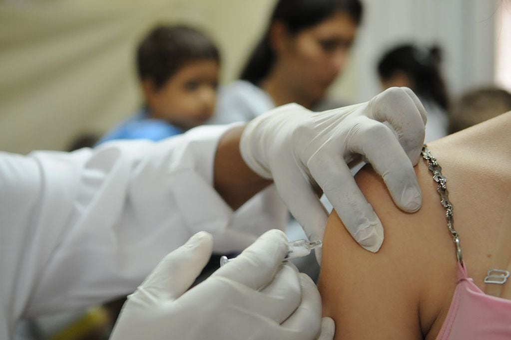Habitualmente la vacunación contra la gripe inicia en mayo o en junio. El brote actual obligó a comenzar antes. Foto: Archivo / Los Andes