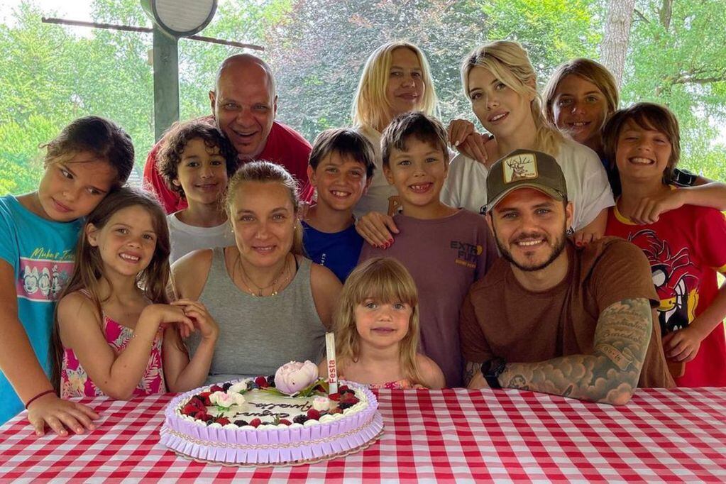 Wanda, Mauro y sus hijos junto a la familia del jugador de futbol.