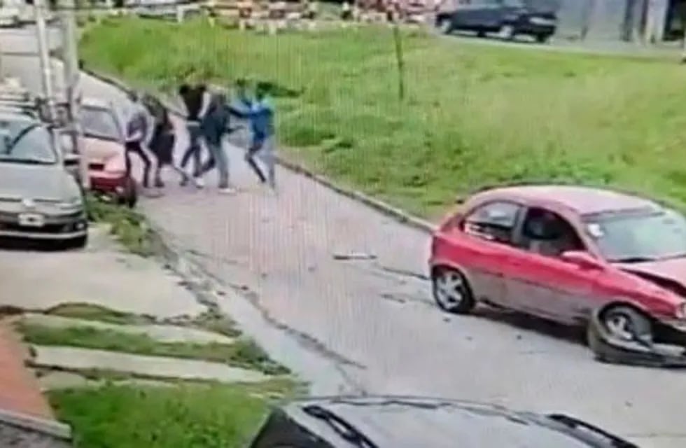 El hombre defendió a su suegro chocando el auto de los ladrones y enfrentándolos. Foto: Captura Twitter.