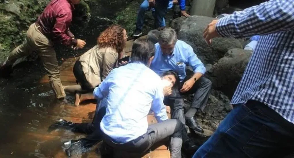 En plena inauguración, se cayó un puente colgante en México y causó al menos 30 heridos.