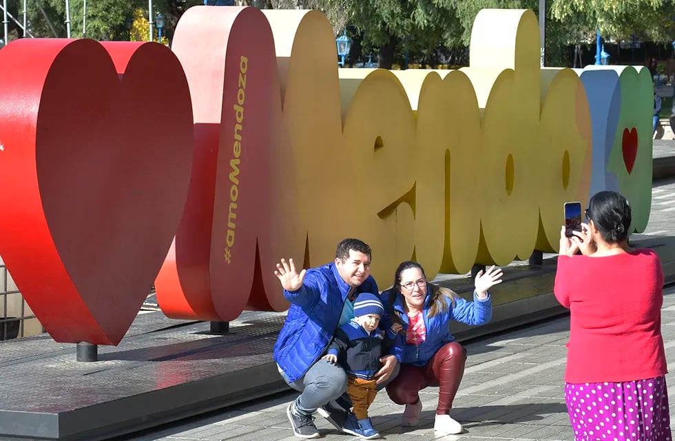 Otoño en Mendoza, sábado soleado en el centro de Mendoza. 
Turistas pasean por la Plaza Independencia, Peatonal Sarmiento y museos
Turistas brasileños 
Foto: Orlando Pelichotti