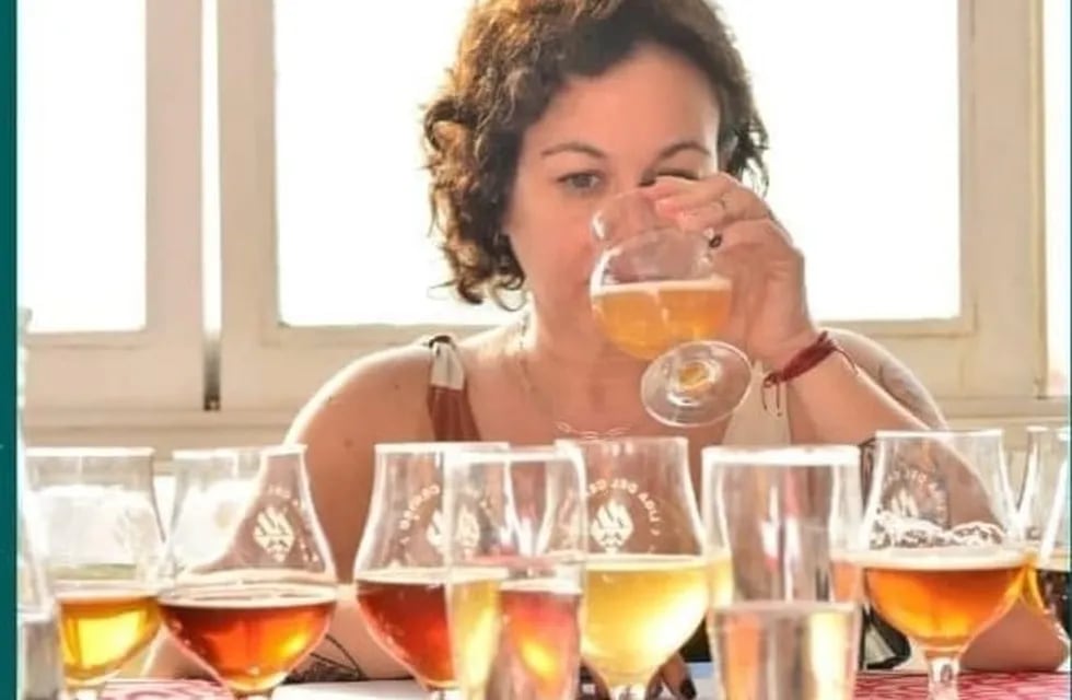 Vanesa Cara Farinelli es la única sommelier de cerveza de Mendoza. - Gentileza