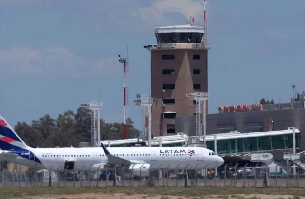 La empresa Latam argentina anunció que canceló sus vuelos y los destinos del interior del país son quienes se verán más afectados.