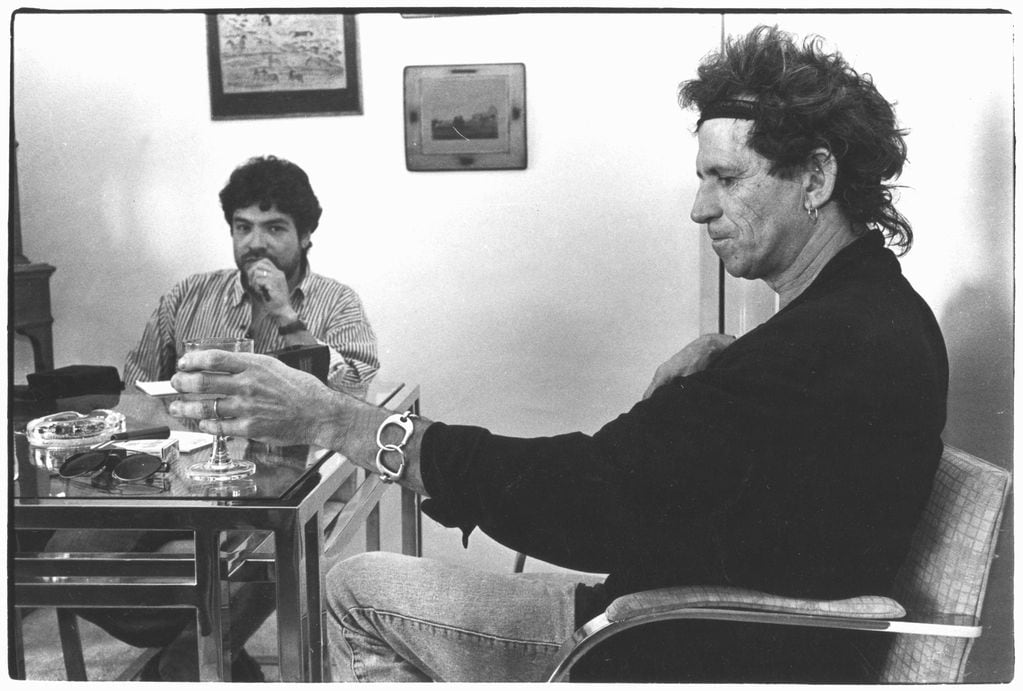 Víctor Pintos, a punto de entrevista a  Keith Richards en 1992. (Archivo personal de Víctor Pintos)