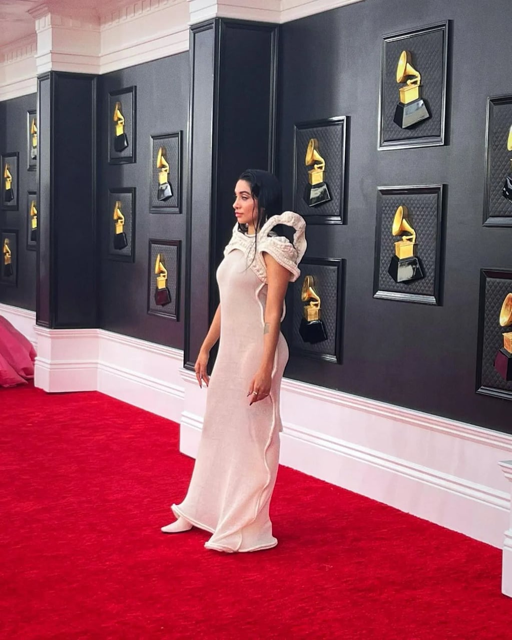 El look de María Becerra para los premios Grammy 2022.