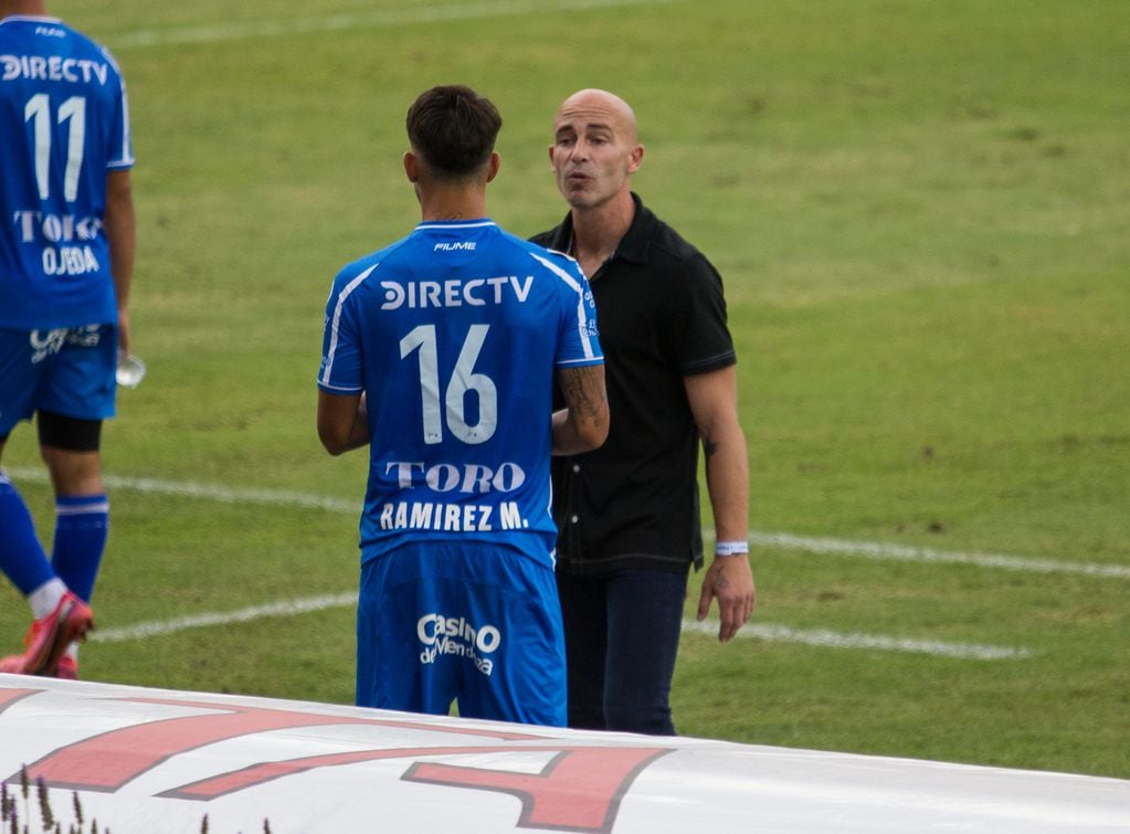 El DT del Tomba habla con Matías Ramírez, jugador que mostró su huella. / Carina Staiti (LOS ANDES). 