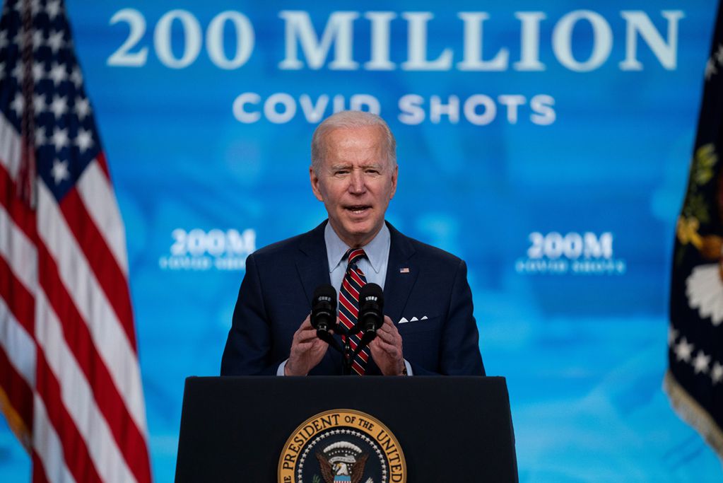 Joe Biden tomó la decisión de mantener cerradas las fronteras de su país a los viajeros internacionales, en particular los de Europa. Foto: Evan Vucci