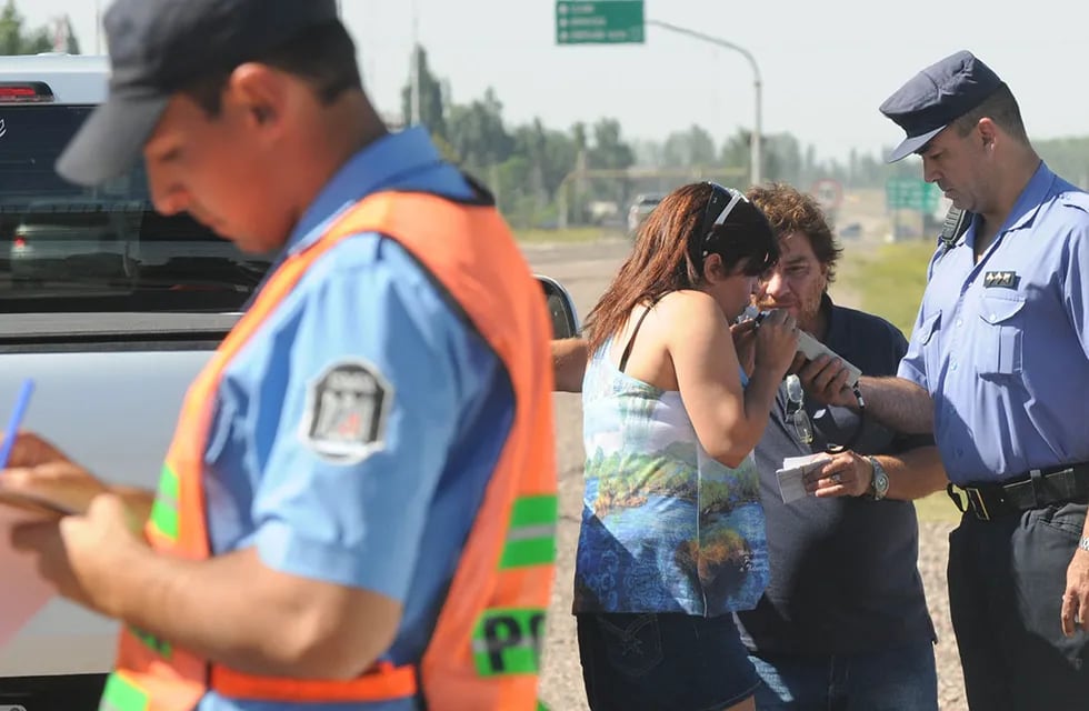 En Mendoza, el 43% de los encuestados dijo no estar conforme con el límite actual de 0,5 gramos por litro de sangre para conducir automóviles. Foto: Marcelo Rolland / Los Andes