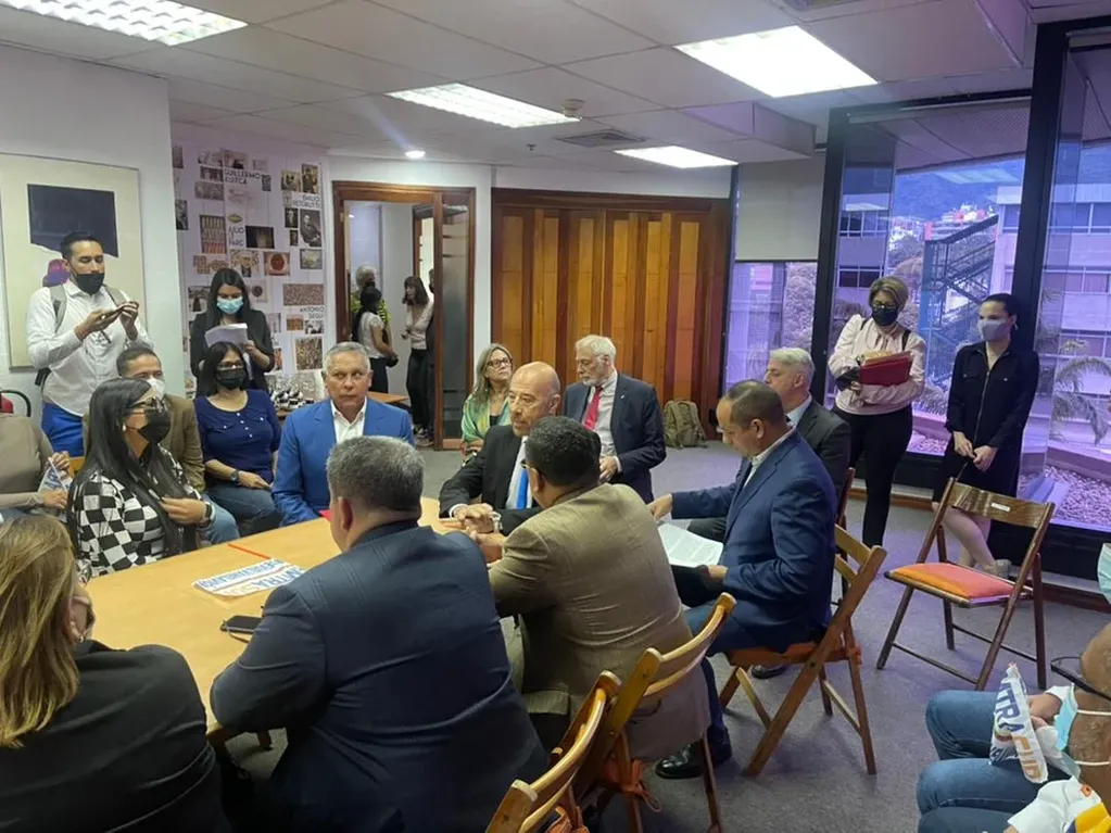 Otra imagen de la reunión entre el embajador Laborde y los diputados chavistas. Foto: Web