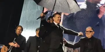 Luis Miguel cantó 45 minutos en Córdoba, no se aguantó la lluvia y se fue entre insultos y quejas del público (Gentileza)