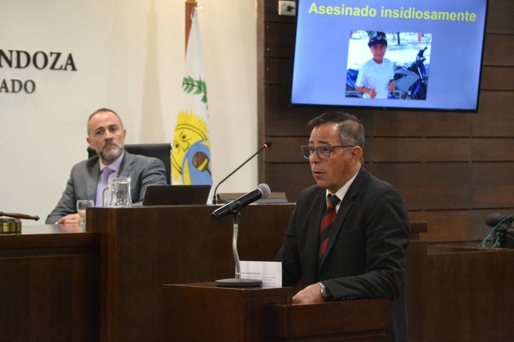 El fiscal Fernando Guzzo y el juez Diego Lusverti (izquierda) participan en el juicio de Karen Oviedo.